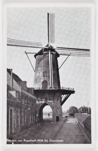18297 Gezicht op de molen Rijn en Lek te Wijk bij Duurstede, vanaf de Dijkstraat.